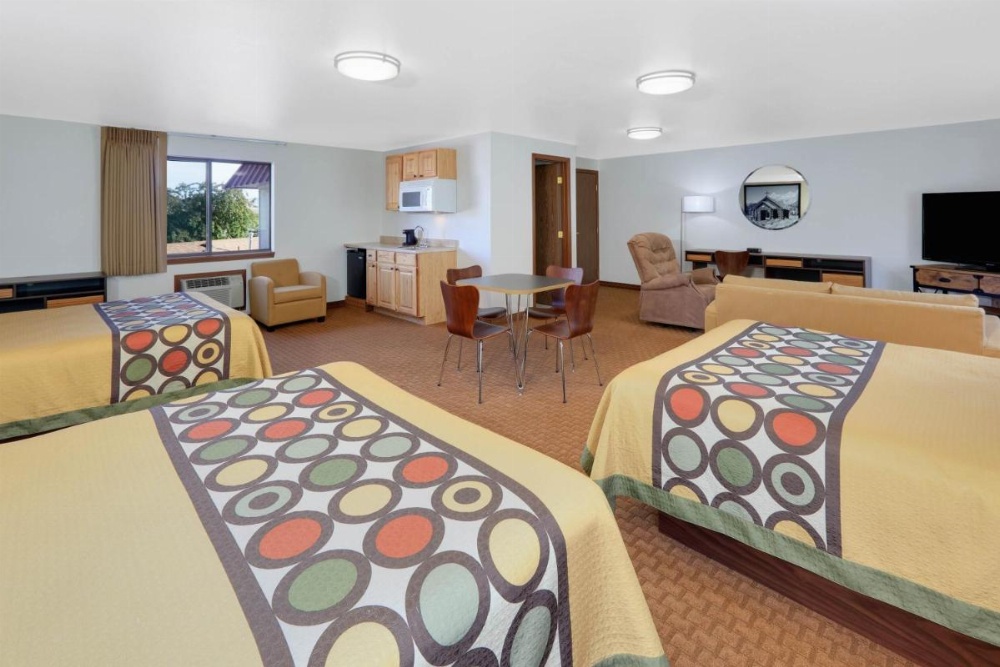 Superior Queen Suite - Non-Smoking